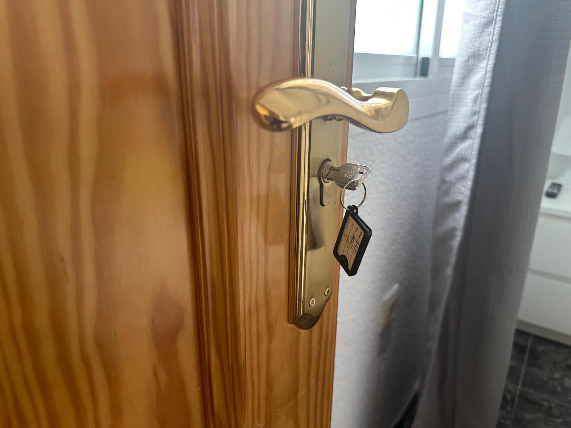 Almeria Centro Habitacion Privada En Apartamento Compartido Dış mekan fotoğraf